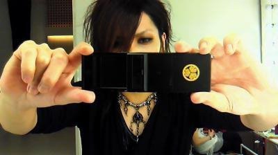 Aoi a jeho mobil ^^ Aoi a jeho mobil ^^